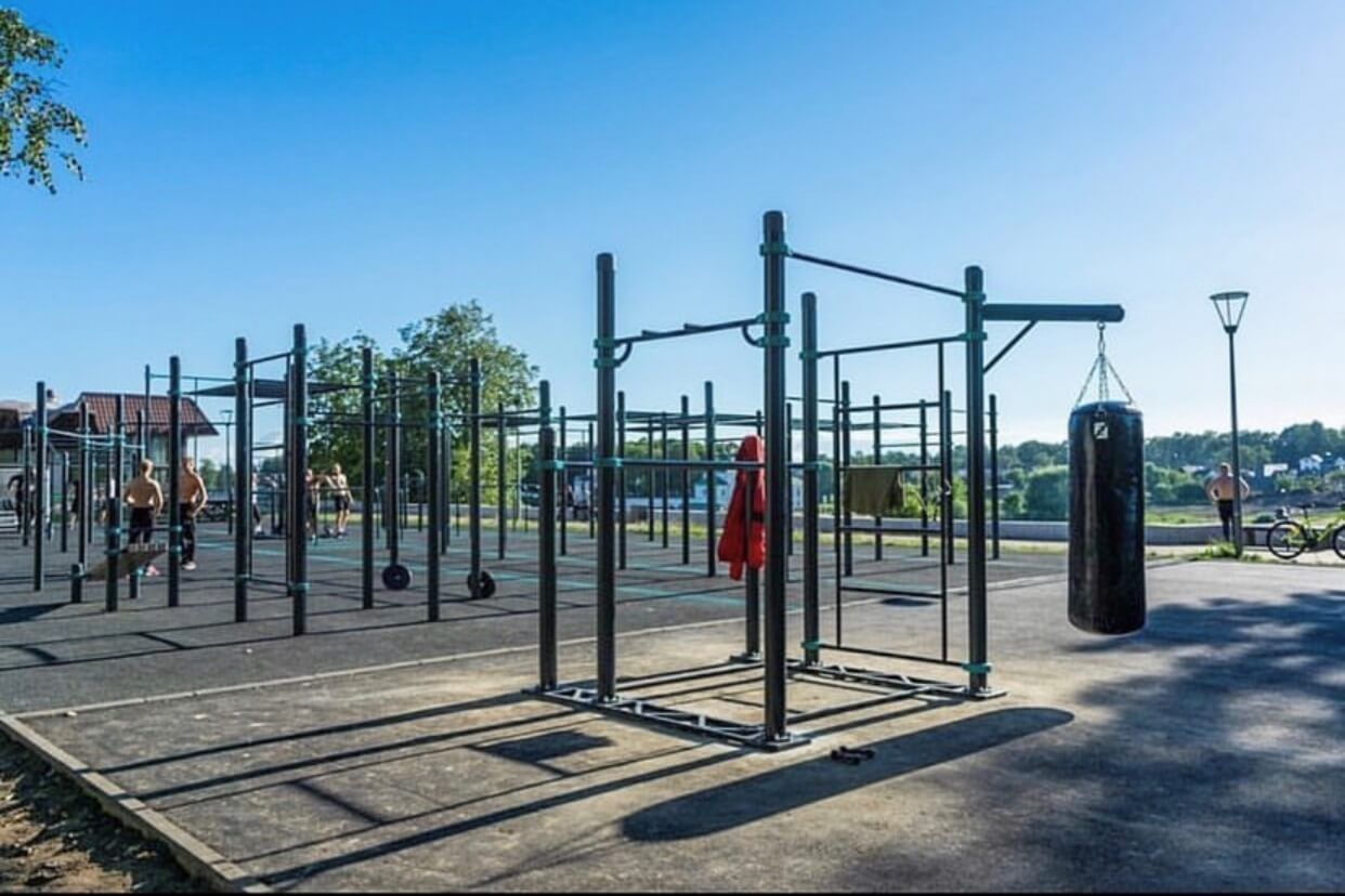 На культовой воркаут площадке в Пскове установили новые спортивные комплексы