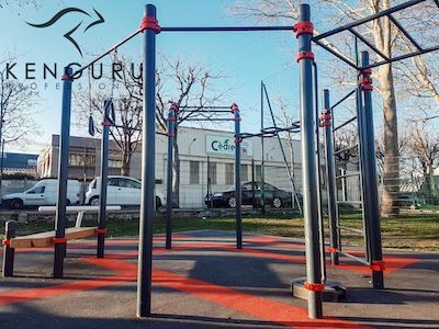 KENGURU Октагон был установлен в Сен-Море-де-Фоссе в пригороде Парижа