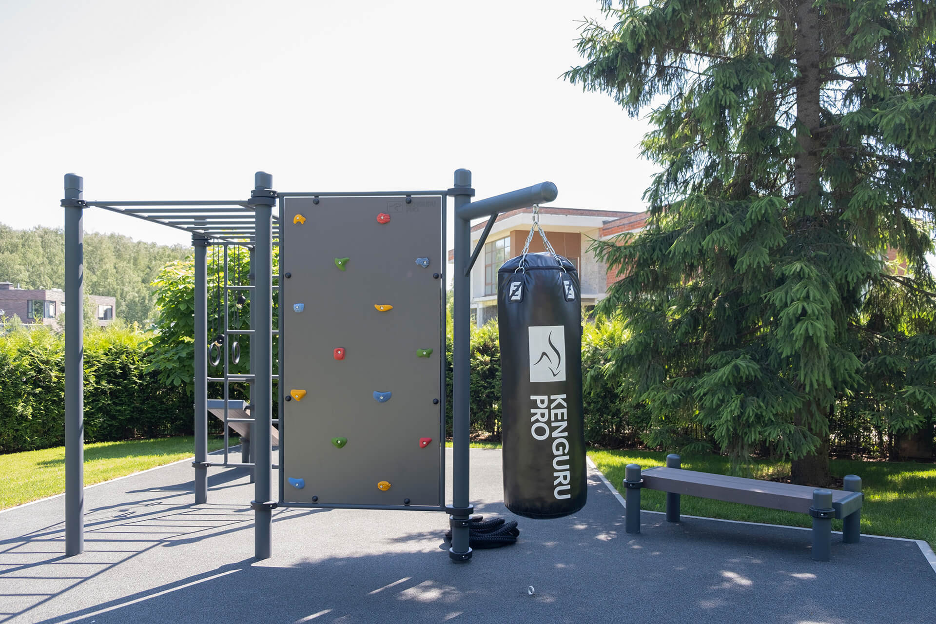 Спортивная площадка от КЕНГУРУ ПРО построена на территории частного загородного дома