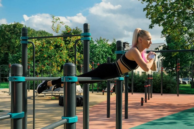 Спортивная площадка должна быть удобной и безопасной Девушка занимается на спортивной площадке