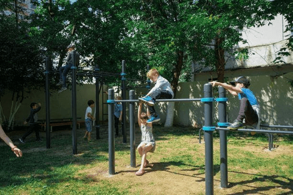 Опорные столбы увеличенного диаметра и специальные хомуты креплений КЕНГУРУ.ПРО выдерживают в 9 раз большую нагрузку по сравнению с аналогами Детские брусья КЕНГУРУ.ПРО