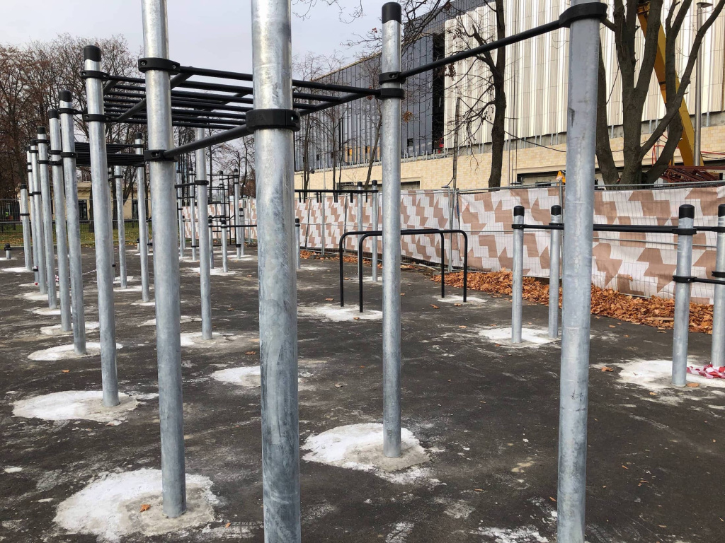Белые разводы на свежеустановленном воркаут оборудовании 